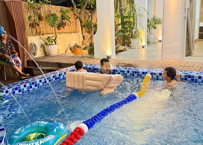 Дом отдыха Jungle - Phu Hop Gia Dinh Tu 10 - 20 Nguoi Lon & Tre Em - San Bbq Dau Duoc Xe O To 16 Cho- Ho Boi Rieng- 5 Phut Di Bo Den Bien - 5 Phut Den Cho San Phu Thuy- Ho Ca Koi *